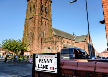 Rua em Liverpool ganha fama mundial pela música dos Beatles, pois o trajeto de 1967 virou o ponto turístico mais visitado por fãs de rock na cidade
