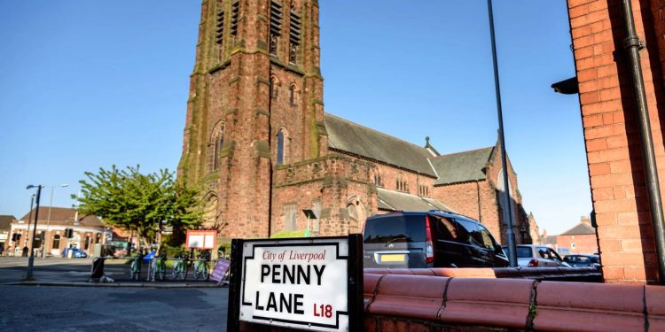 Rua em Liverpool ganha fama mundial pela música dos Beatles, pois o trajeto de 1967 virou o ponto turístico mais visitado por fãs de rock na cidade