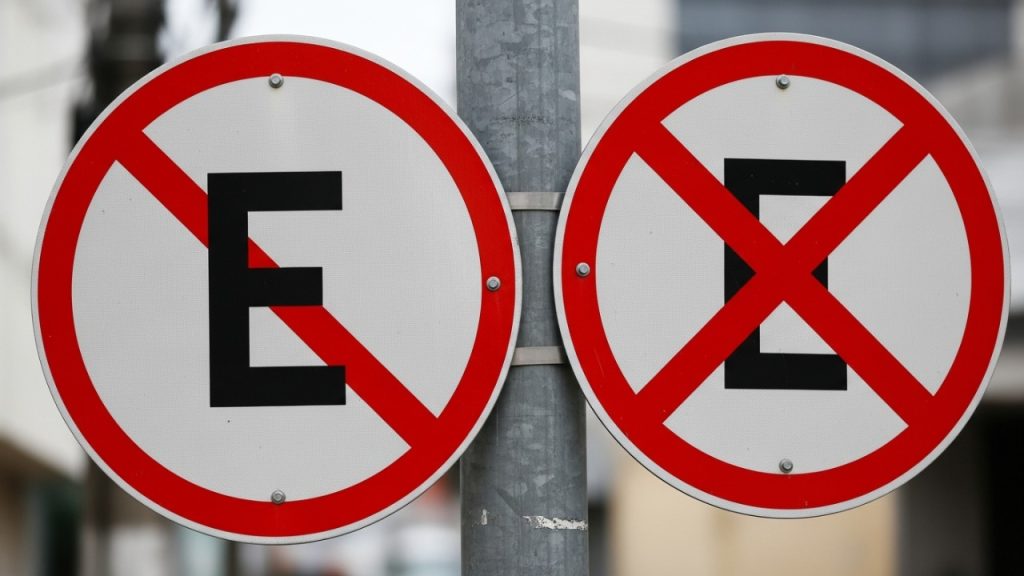 Placas de estacionamento parecem simples, mas escondem regras que geram multa e guincho