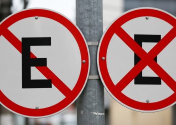 Placas de estacionamento parecem simples, mas escondem regras que geram multa e guincho