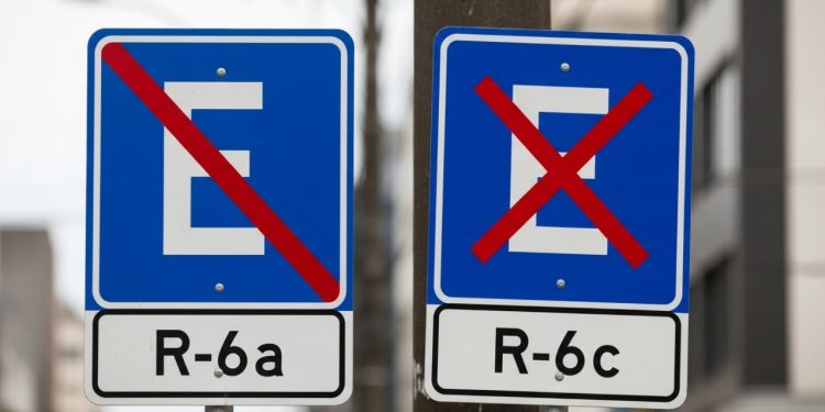 Motoristas confundem esta placa e cometem infração grave