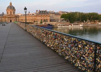 Com seus 155 metros sobre o rio Sena, a estrutura de 1804 virou a famosa ponte dos cadeados e o maior símbolo do romantismo em Paris