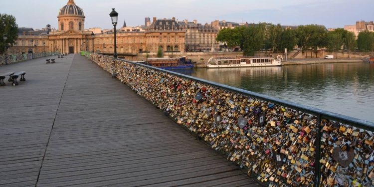 Com seus 155 metros sobre o rio Sena, a estrutura de 1804 virou a famosa ponte dos cadeados e o maior símbolo do romantismo em Paris