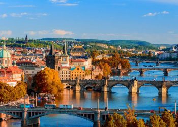 Com 516 metros de extensão e 30 estátuas barrocas, a ponte de 1357 em Praga tornou-se o maior símbolo da engenharia medieval da Europa