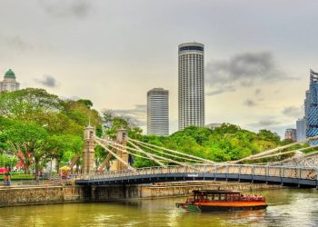 Com 79 metros de extensão e inaugurada em 1869, a ponte suspensa mais antiga de Singapura tornou-se um marco histórico no coração da cidade