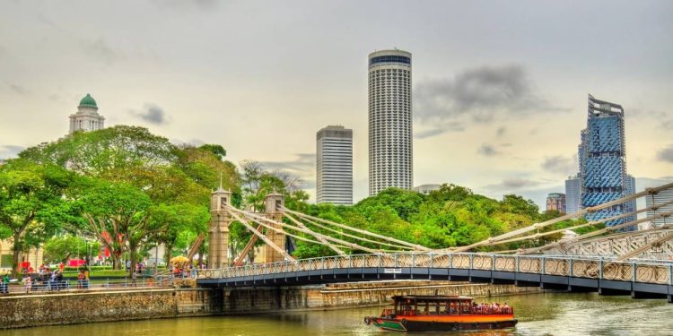 Com 79 metros de extensão e inaugurada em 1869, a ponte suspensa mais antiga de Singapura tornou-se um marco histórico no coração da cidade