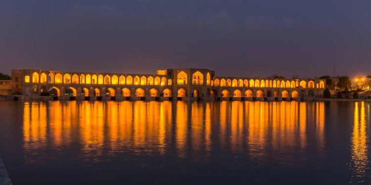 Com seus 133 metros de extensão e 23 arcos de pedra, a ponte Khaju de 1650 virou a maior obra de engenharia e represa histórica de todo o Irã