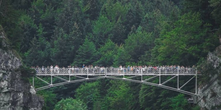 Com 90 metros de altura sobre um desfiladeiro e vista para o castelo, a ponte de 1845 virou a estrutura mais romântica e famosa de toda a Baviera