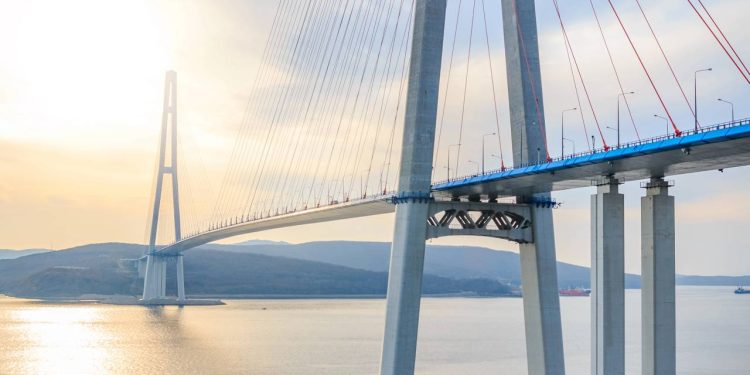 Com um vão central de 1.104 metros e torres de 320 metros de altura, a ponte russa de Vladivostok virou a maior estrutura estaiada de todo o planeta