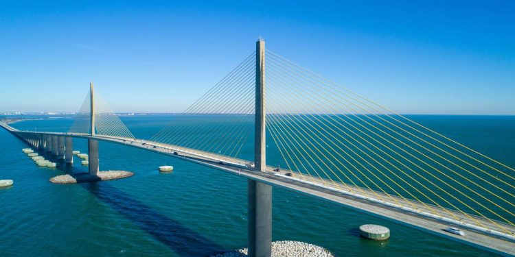 Com seus cabos de aço dourados e 6,7 km de comprimento, a ponte de 1987 virou o maior cartão-postal e marco da engenharia da baía de Tampa