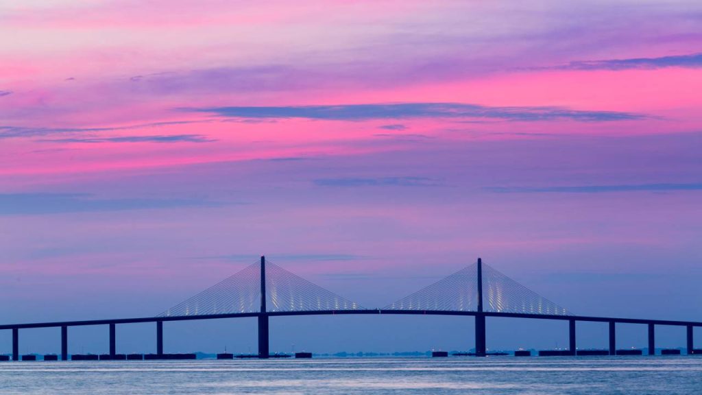 Com seus cabos de aço dourados e 6,7 km de comprimento, a ponte de 1987 virou o maior cartão-postal e marco da engenharia da baía de Tampa