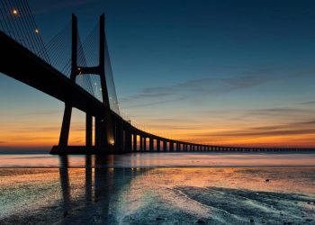Com 17,2 km de extensão e mastro central de 155 metros, a ponte portuguesa sobre o rio Tejo é a mais longa de toda a União Europeia