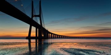 Com 17,2 km de extensão e mastro central de 155 metros, a ponte portuguesa sobre o rio Tejo é a mais longa de toda a União Europeia