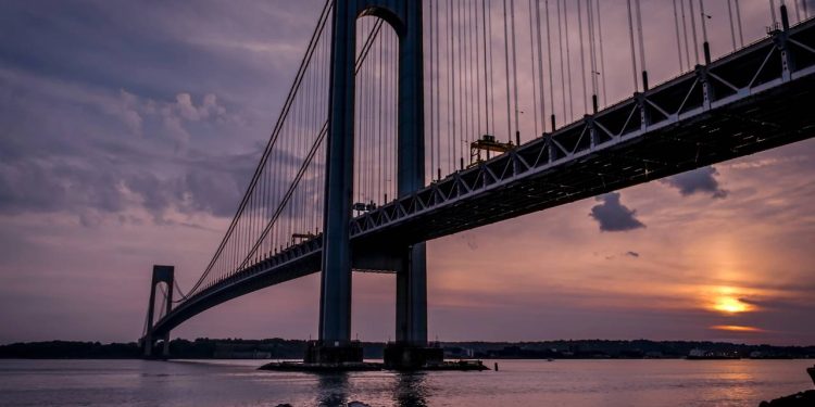 Com 4.176 metros de extensão e torres colossais, a ponte suspensa de Nova York de 1964 é um ícone monumental da engenharia