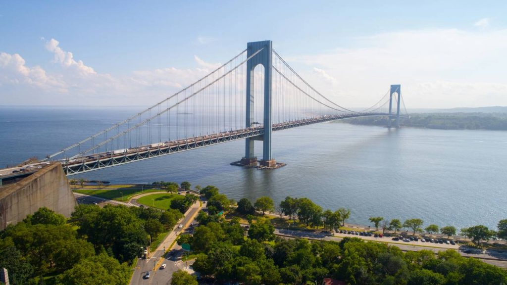 Com 4.176 metros de extensão e torres colossais, a ponte suspensa de Nova York de 1964 é um ícone monumental da engenharia