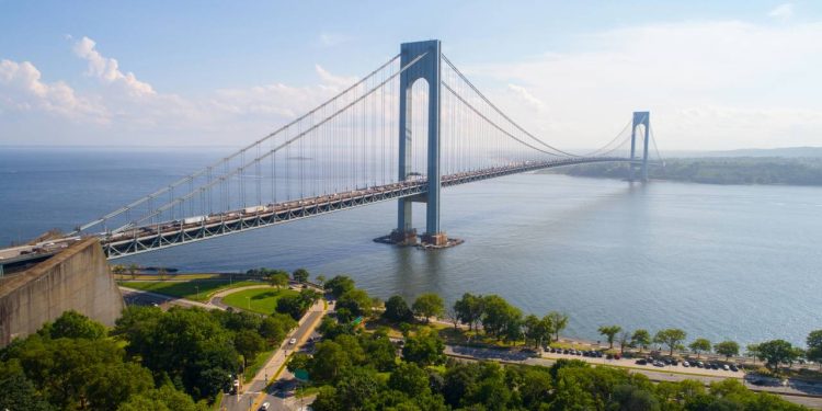 Com 4.176 metros de extensão e torres colossais, a ponte suspensa de Nova York de 1964 é um ícone monumental da engenharia