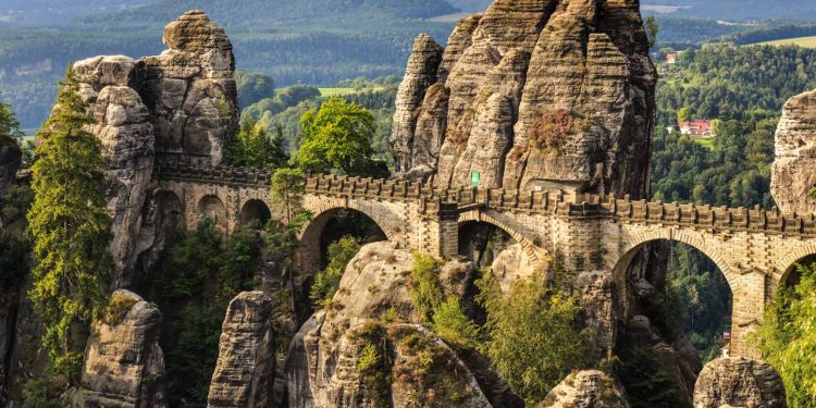 Com seus sete arcos de arenito e situada a 194 metros de altura, a Ponte de Bastei virou um mirante espetacular em meio às montanhas na Alemanha