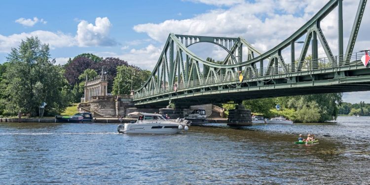 Com 128 metros de extensão e inaugurada em 1907, a Ponte de Glienicke virou o palco das trocas de espiões e símbolo da divisão da Guerra Fria