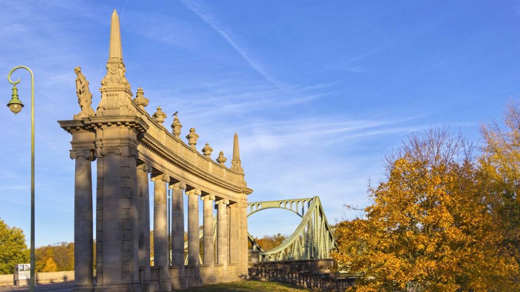Com 128 metros de extensão e inaugurada em 1907, a Ponte de Glienicke virou o palco das trocas de espiões e símbolo da divisão da Guerra Fria