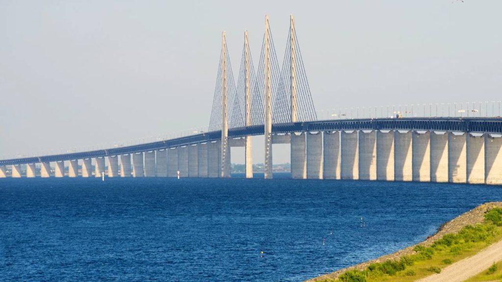 Com 16 km de travessia entre pontes e túneis, a obra de 2000 mergulha sob o mar para unir a Dinamarca e a Suécia através de uma ilha artificial