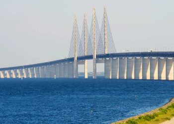 Um complexo de 16 km une Dinamarca e Suécia; a estrutura que mergulha sob o mar é uma das conexões rodoferroviárias mais impressionantes da Europa