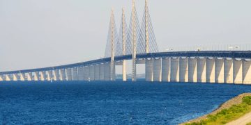 Um complexo de 16 km une Dinamarca e Suécia; a estrutura que mergulha sob o mar é uma das conexões rodoferroviárias mais impressionantes da Europa