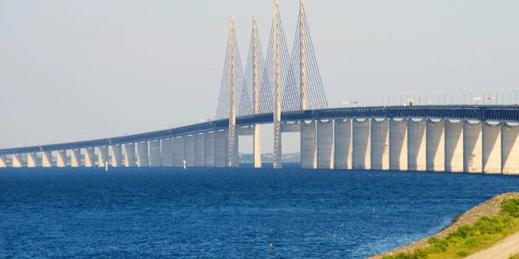 Um complexo de 16 km une Dinamarca e Suécia; a estrutura que mergulha sob o mar é uma das conexões rodoferroviárias mais impressionantes da Europa