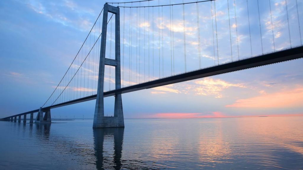 Com 16 km de extensão unindo pontes e um túnel submarino, a ponte de Öresund virou o elo de 2000 que conecta a Dinamarca à Suécia