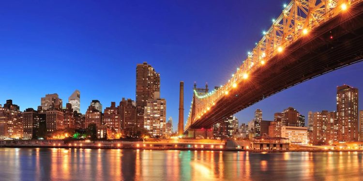 Com 1.135 metros de extensão e dois níveis de tráfego, a ponte de 1909 tornou-se o maior elo de aço entre Manhattan e o Queens em Nova York