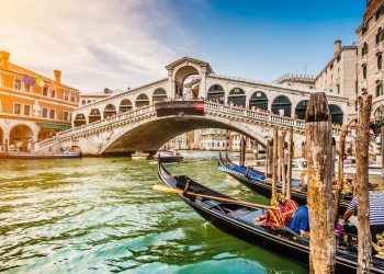 Com um arco de 28 metros e construída em 1591 sobre o Grande Canal, a ponte de pedra tornou-se o maior ícone arquitetônico e comercial de Veneza
