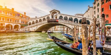 Com seu arco único de 28 metros e pedras de 1591, a estrutura sobre o Grande Canal virou o maior símbolo arquitetônico de toda Veneza