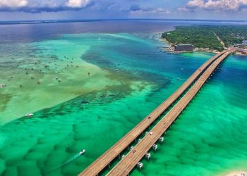 Com 11 km de extensão sobre as águas turquesas da Flórida, a ponte de 1982 tornou-se uma das mais longas do mundo e um ícone do cinema americano