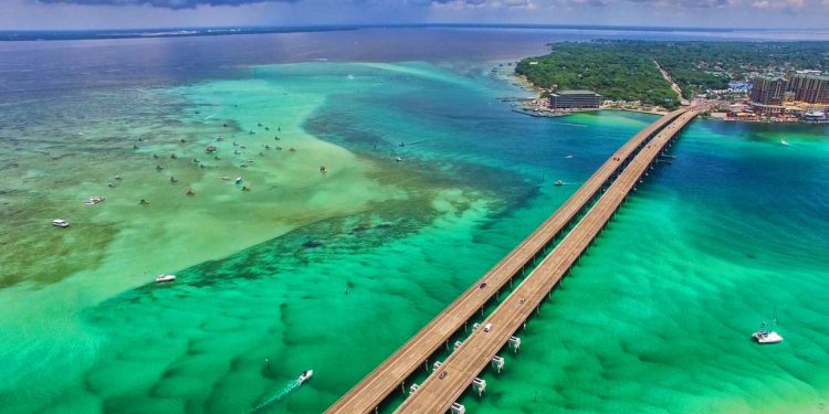 Com 11 km de extensão sobre as águas turquesas da Flórida, a ponte de 1982 tornou-se uma das mais longas do mundo e um ícone do cinema americano