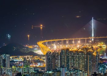 Com torres de 298 metros de altura e um vão de 1.018 metros, a ponte em Hong Kong tornou-se um dos maiores marcos da engenharia estaiada do mundo