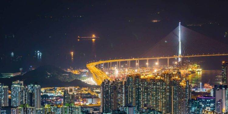 Com torres de 298 metros de altura e um vão de 1.018 metros, a ponte em Hong Kong tornou-se um dos maiores marcos da engenharia estaiada do mundo