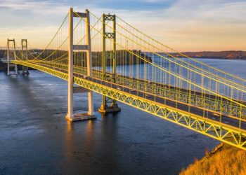 Com 1.822 metros de extensão e suspensa por cabos, a ponte de 1950 tornou-se um marco da engenharia e a principal via sobre o estreito de Tacoma