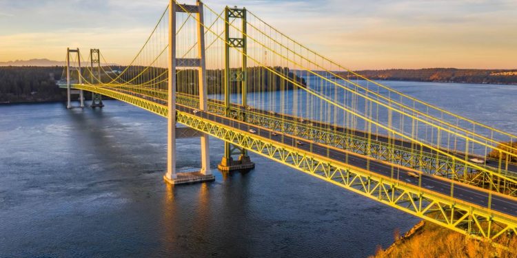Com 1.822 metros de extensão e suspensa por cabos, a ponte de 1950 tornou-se um marco da engenharia e a principal via sobre o estreito de Tacoma