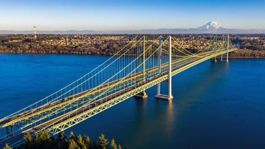 Com 1.822 metros de extensão e suspensa por cabos, a ponte de 1950 tornou-se um marco da engenharia e a principal via sobre o estreito de Tacoma