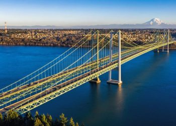 Com 1.822 metros de extensão e suspensa por cabos, a ponte de 1950 tornou-se um marco da engenharia e a principal via sobre o estreito de Tacoma