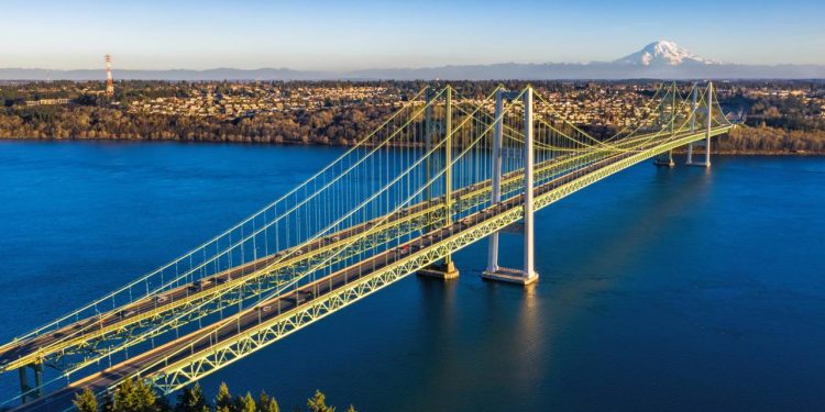 Com 1.822 metros de extensão e suspensa por cabos, a ponte de 1950 tornou-se um marco da engenharia e a principal via sobre o estreito de Tacoma