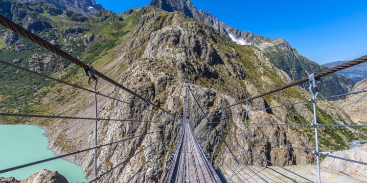 Com 170 metros de extensão e suspensa a 100 metros de altura, a ponte de 2004 virou a travessia de pedestres mais vertiginosa de todos os Alpes
