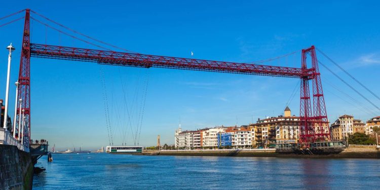 Com sua estrutura de ferro de 1893 e mastro de 45 metros, a Ponte de Bizkaia virou a primeira ponte transbordadora do mundo e um ícone da Espanha