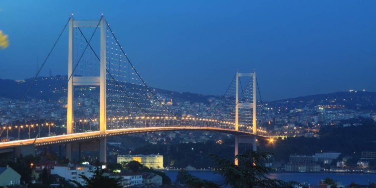 Com 1.560 metros de extensão, a estrutura suspensa de 1973 uniu a Europa à Ásia e tornou-se a primeira ponte intercontinental de Istambul