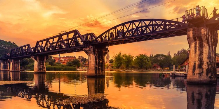 Com sua estrutura de ferro de 1943 e história ligada à ferrovia da morte, a ponte sobre o rio Kwai tornou-se o maior símbolo histórico da Tailândia