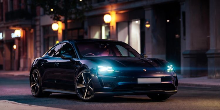 Donos de esportivos evitam o guincho ao dominar o sistema de 800V que dá autonomia de viagem no tempo de um café