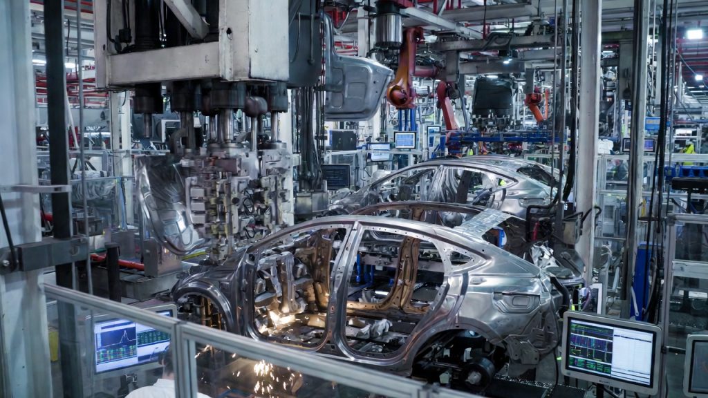 Com mais de 100 operações sucessivas, prensas hidráulicas e inspeção por sensores, a indústria automotiva transforma chapas metálicas em carrocerias seguras e aerodinâmicas