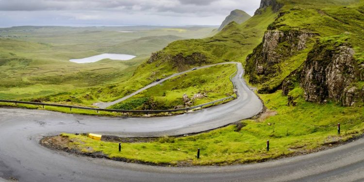 Estrada na Escócia ganha fama por suas encostas vulcânicas, pois o trajeto na Ilha de Skye cruza desfiladeiros verdes com curvas estreitas e épicas