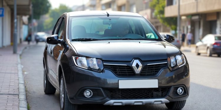 Sedã da Renault que faz 18 km por litro e vem com central multimídia gigante, transformando o trajeto diário em um passeio barato e muito mais conectado