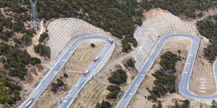 Rodovia chinesa de 2.142 km ganha fama mundial, pois cruza 14 montanhas acima de 4.000m de altitude em um dos trajetos mais perigosos de todo o mundo