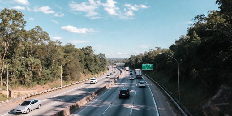 Engenharia de resiliência e tração 4x4 garantem a travessia das safras brasileiras, onde o concreto armado e o asfalto novo vencem a umidade